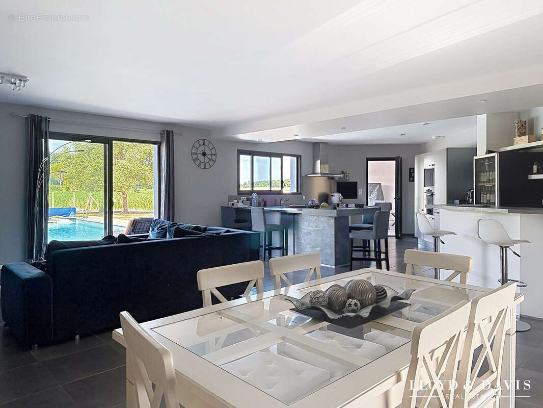 Maison 134 m² à Saint-Sulpice-De-Royan  - photo 4