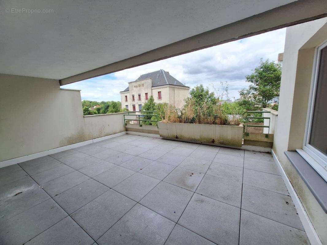 Trappes centre – appartement t3 rénové avec balcon – proche gare - photo 3