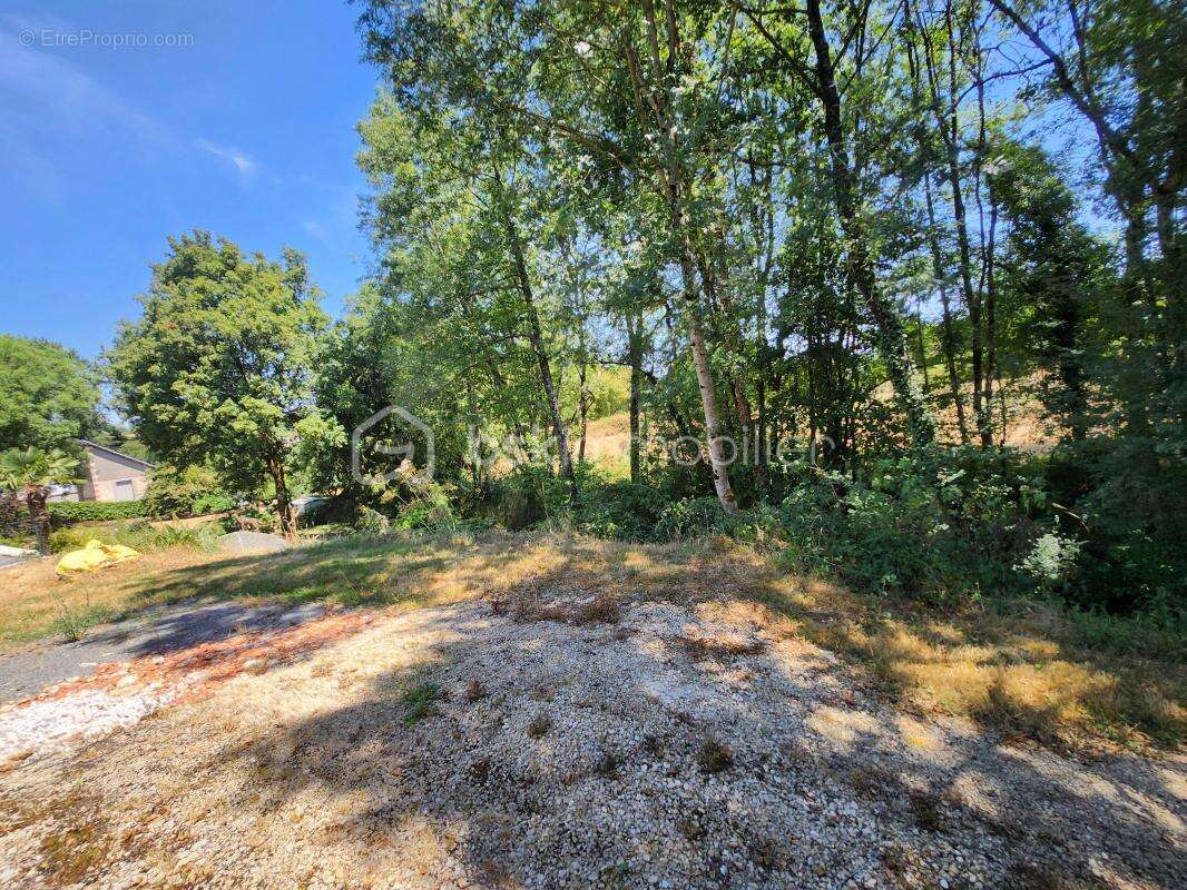Terrain de 1 479 m² avec garage récent en partie constructible – Ménigoute - photo 3