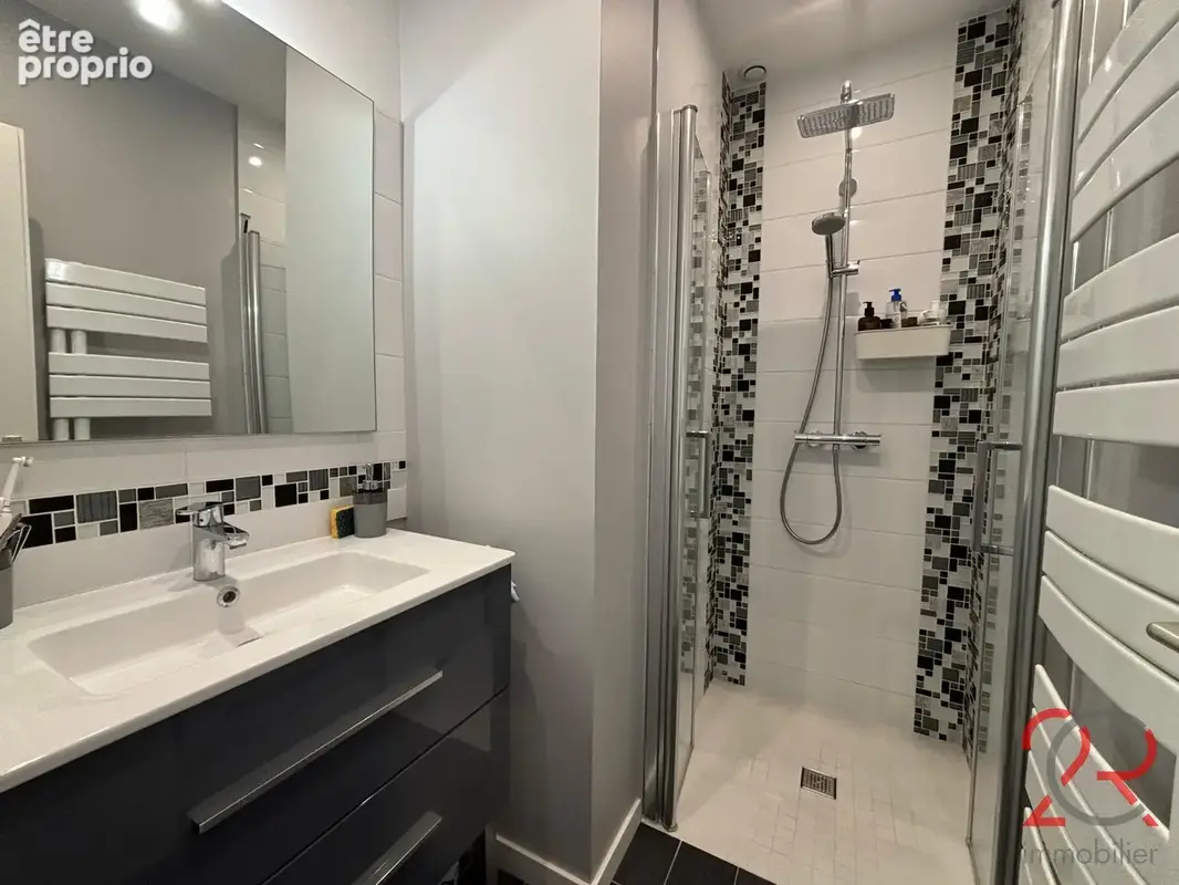 Quatre chambres, un jardin arboré et un emplacement qui facilite le quotidien ! - photo 7