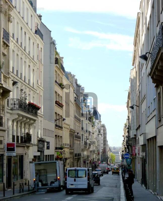 Commerce à PARIS-8E