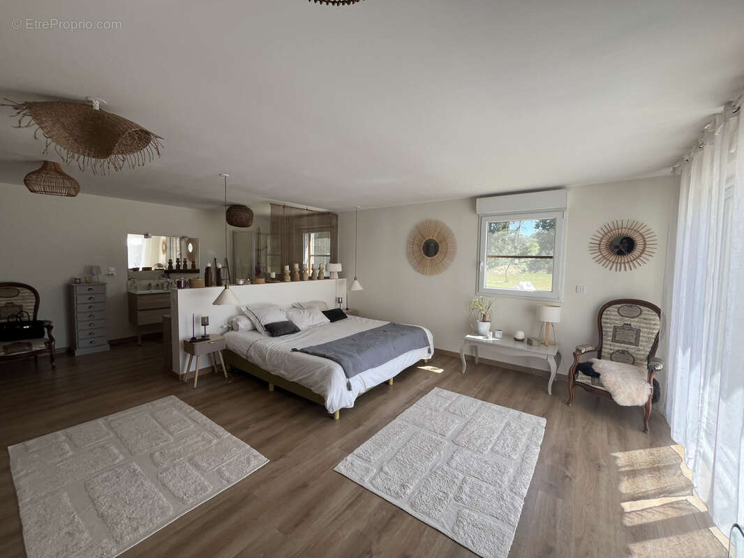 PARIGNARGUES Villa de 135 m2 avec piscine sur terrain de 2700 m2 et hangar de 100 m2 - photo 9