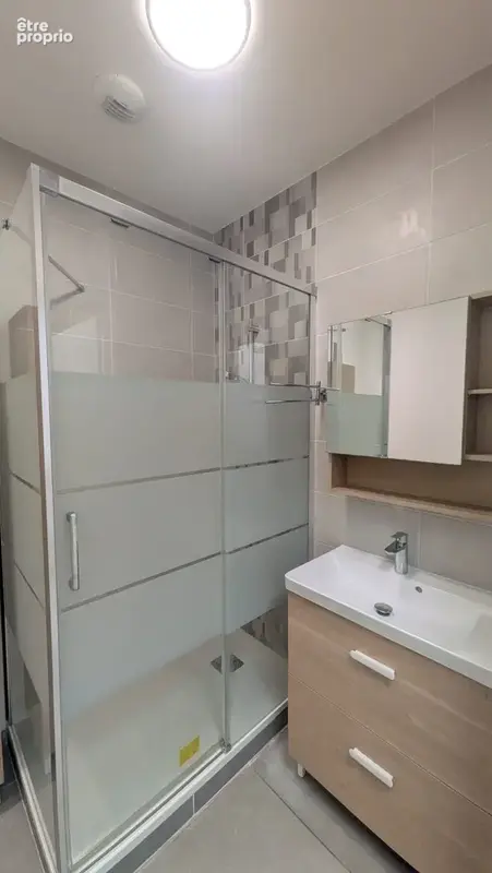 Salle d'eau avec WC au rez-de-chaussée