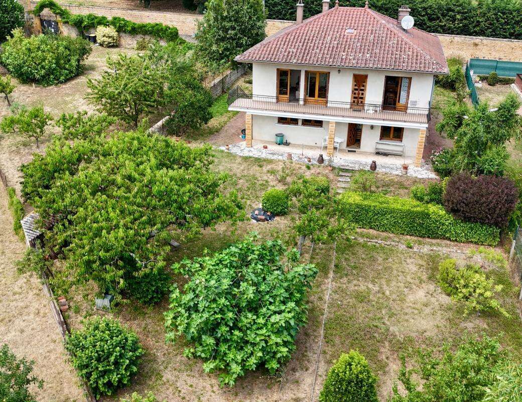 Maison familiale de 150 m² avec appartement indépendant, sous-sol complet et terrain de 999 m² - photo 3