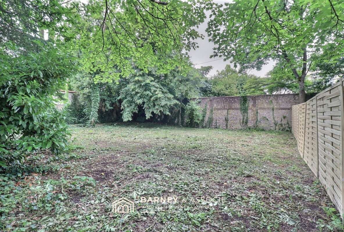 Terrain à MONT-SAINT-AIGNAN