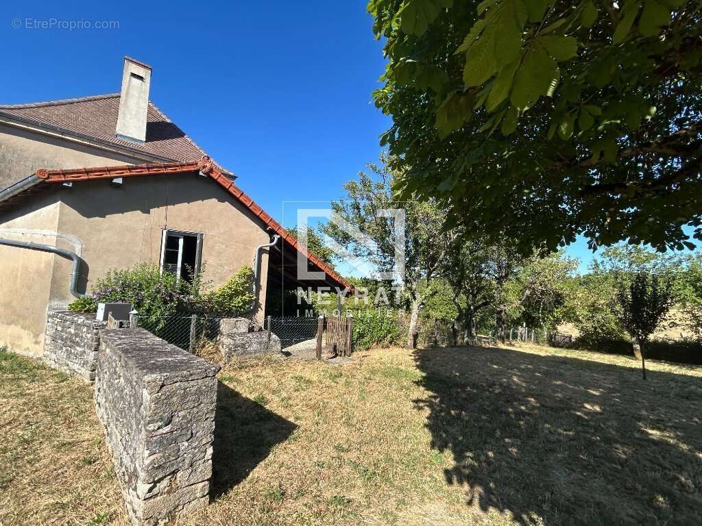 Grande maison en pierres avec jardin et dépendances - photo 5