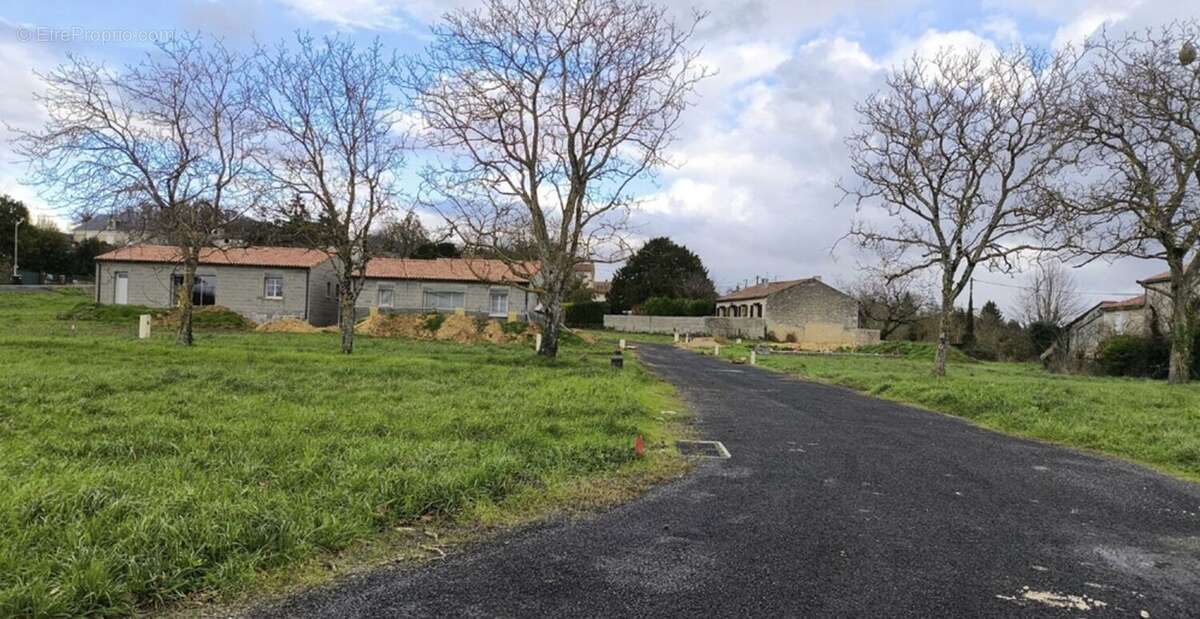 Terrain de 407 m² à MIGNE-AUXANCES - photo 2