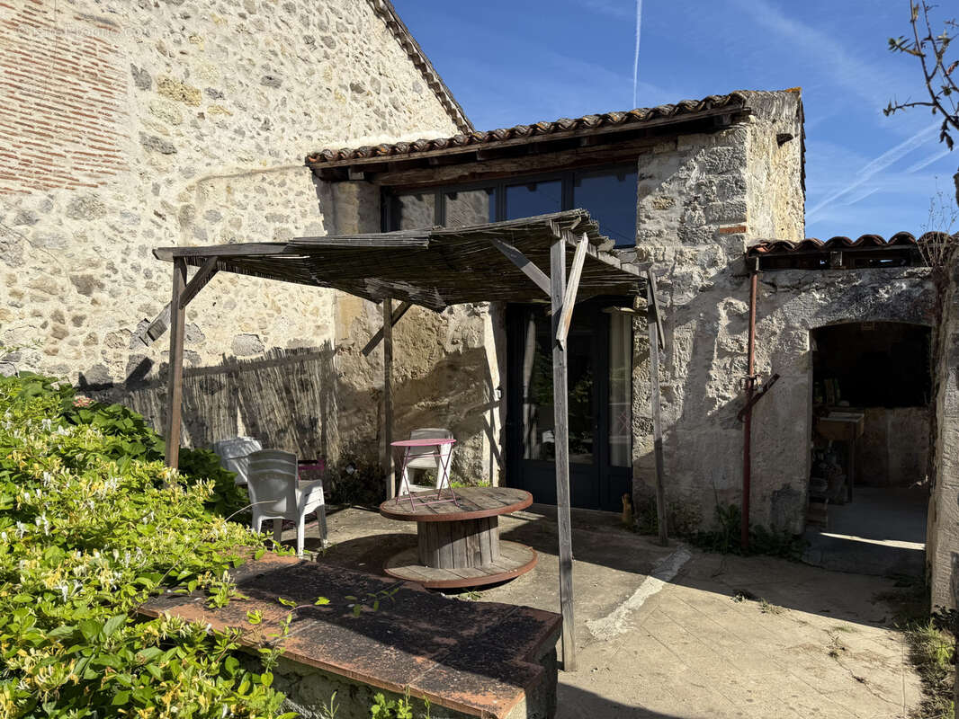 Secteur condom—maison de hameau avec dependances sur 1658m2 - photo 19