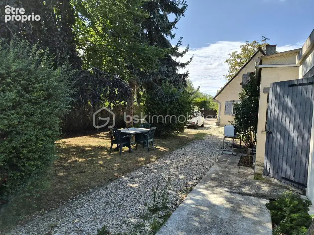 Maison familiale avec grand terrain, garage et dépendance - photo 3