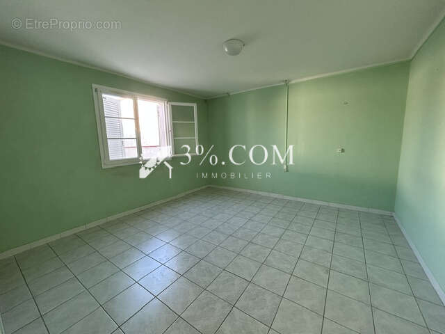 Maison de 117m2 avec deux garages et dépendances sur 960m2 d - photo 12