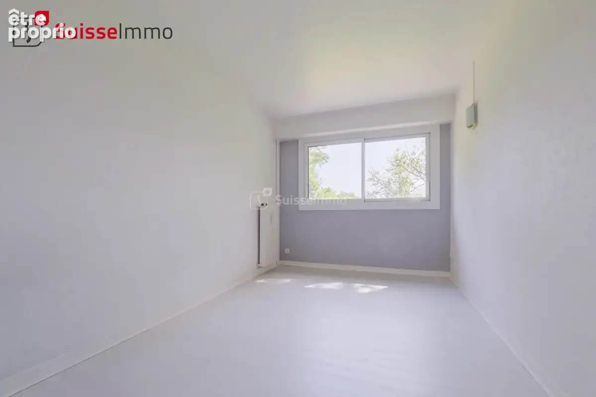 Au coeur d'un parc de 5 hectares, appartement 4 pièces en RDC - photo 9