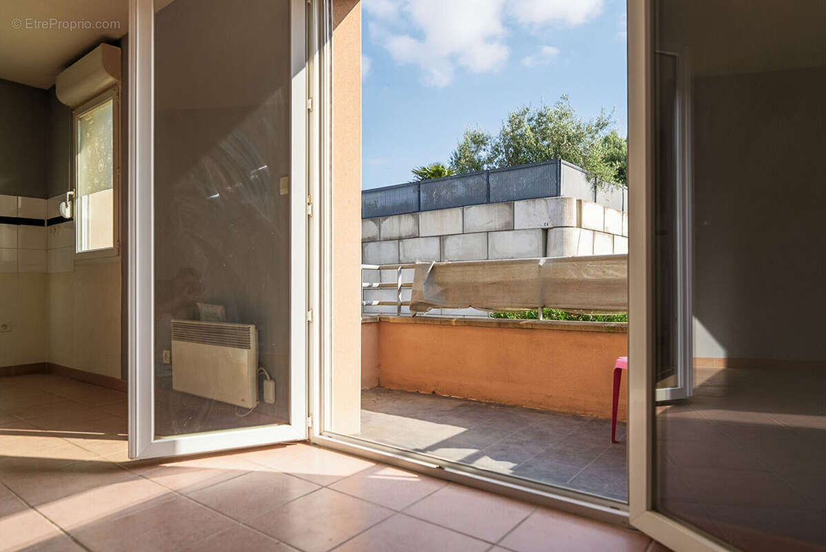 CARCASSONNE - PÉRIPHÉRIE Appartement T2 45m² avec grand balcon et place de parking privative - photo 3