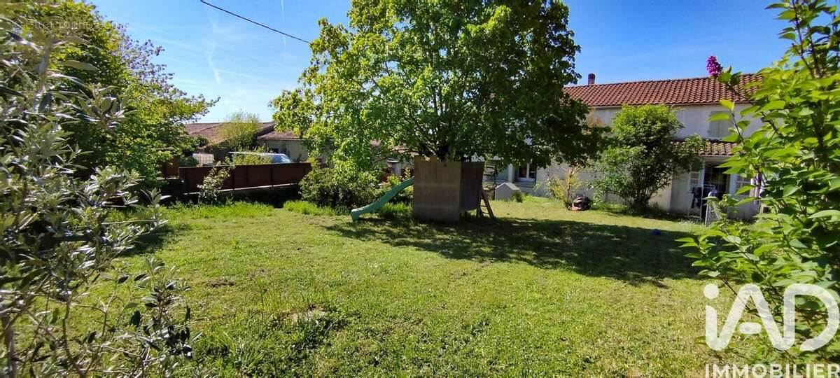 Maison 374 m² à Saint-Georges-De-Longuepierre  - photo 4