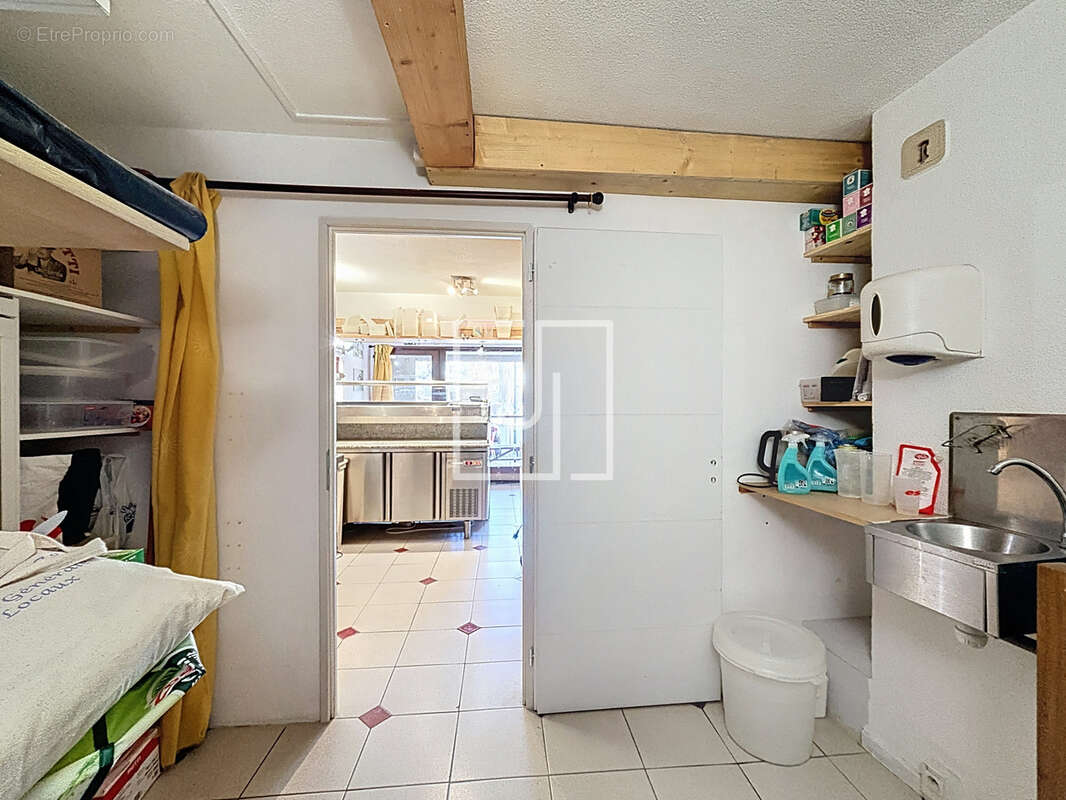 Commerce à ENCHASTRAYES