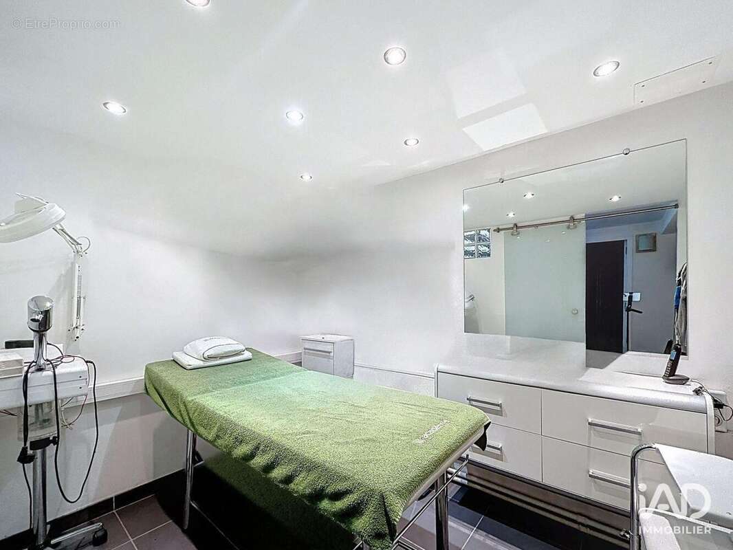 Photo 5 - Commerce à LA CELLE-SAINT-CLOUD