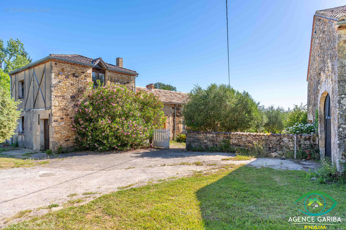 Maison à BLANQUEFORT-SUR-BRIOLANCE