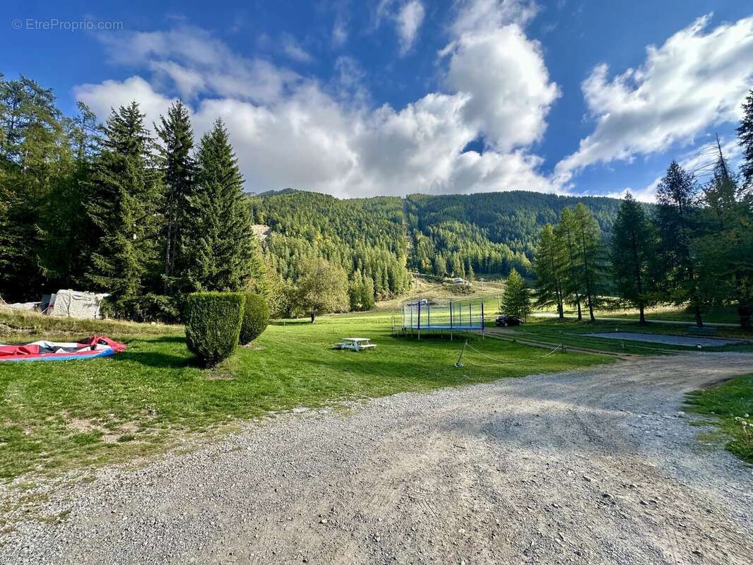 Commerce à SAINT-LEGER-LES-MELEZES