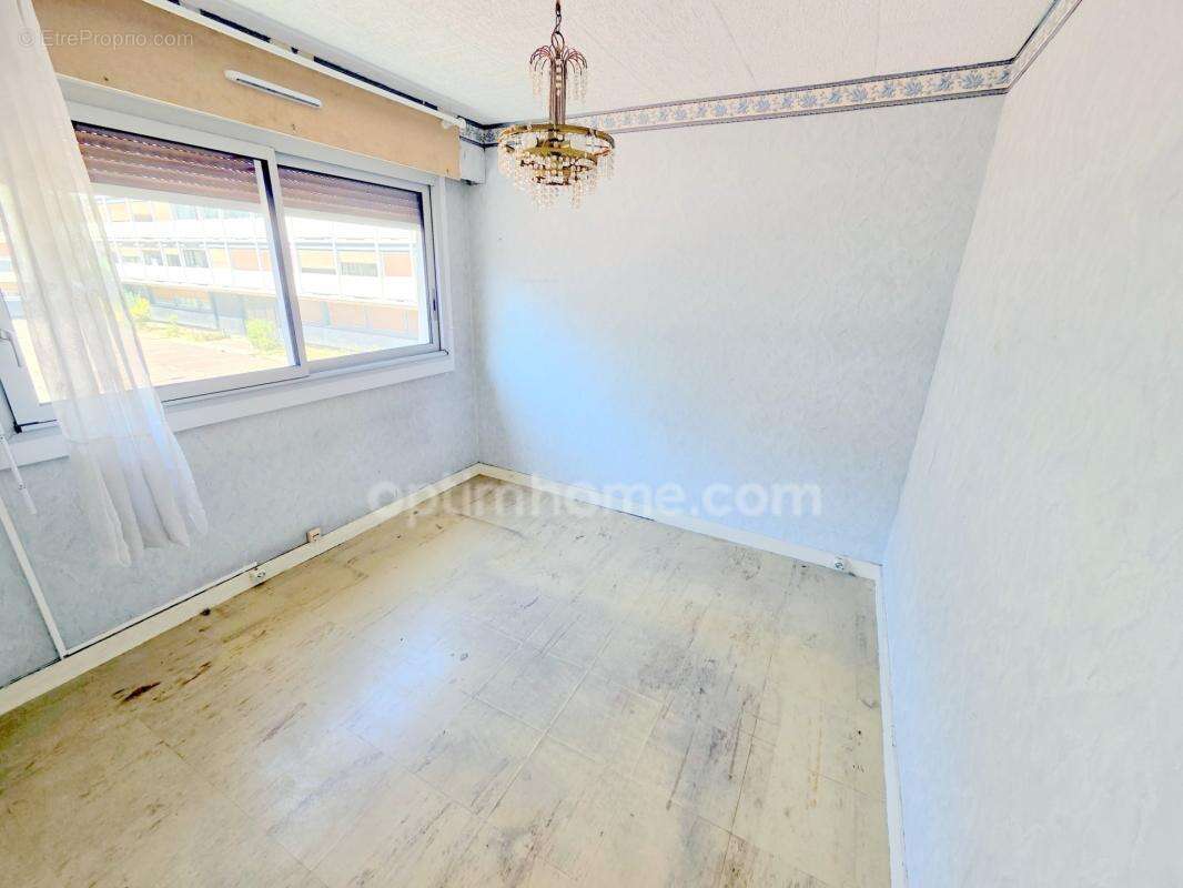 Sarcelles - Place Charcot - Appartement 3 pièces - 72 m2 - Balcons - 1er étage - 142 000 € FAI - photo 9