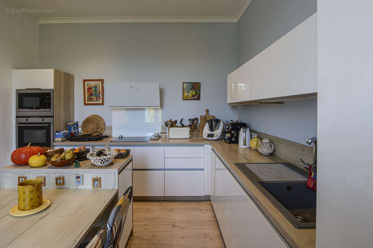 Maison à MONTMOREAU-SAINT-CYBARD