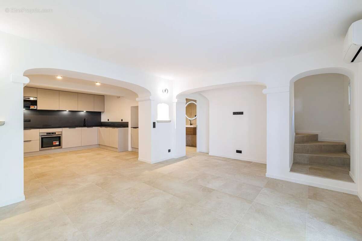 Appartement à SAINT-LAURENT-DU-VAR