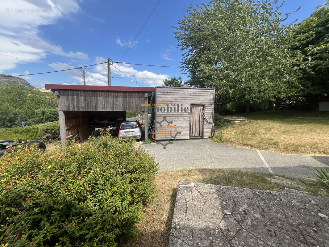 Maison individuelle avec garage, dépendances et terrain attenant. - photo 17