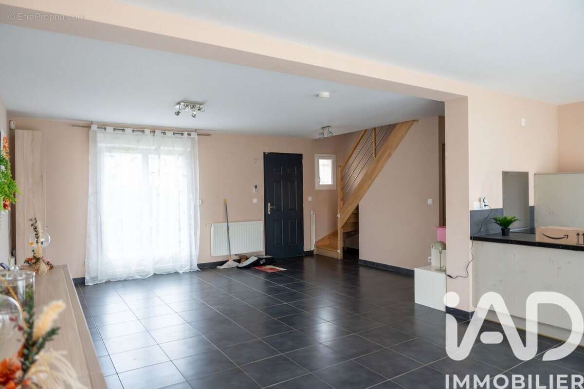 Maison 114 m² à Quincy-Voisins  - photo 2
