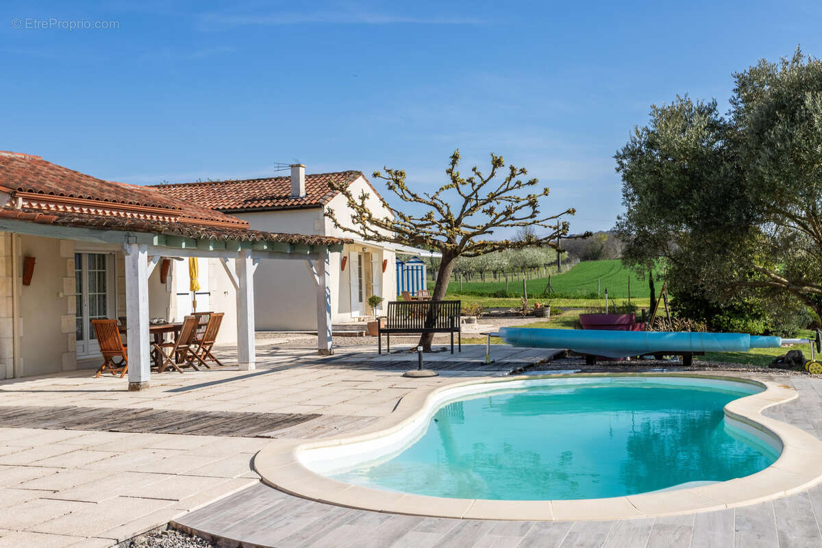 Propriété de campagne avec piscine, annexe, terrain, garage et lac - photo 40