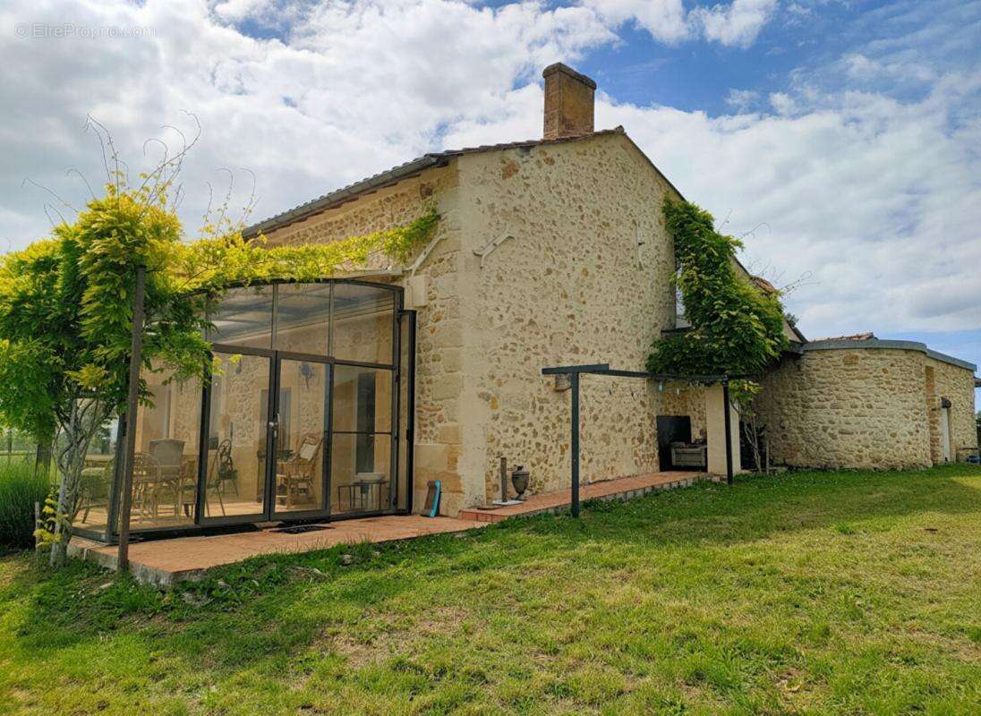 Maison de maitre  300 m² -12 pieces - dependances - photo 6