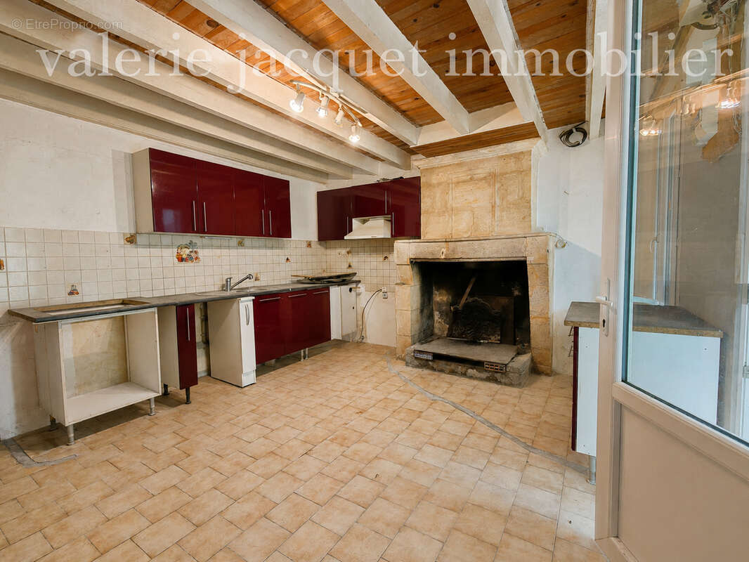 LUSSAC   Ensemble immobilier à rénover avec deux granges et fort potentiel d'évolution - photo 8
