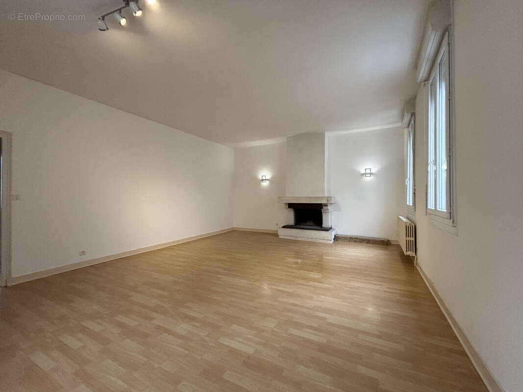 Hyper centre immeuble mixte local commercial et triplex f4 - photo 6