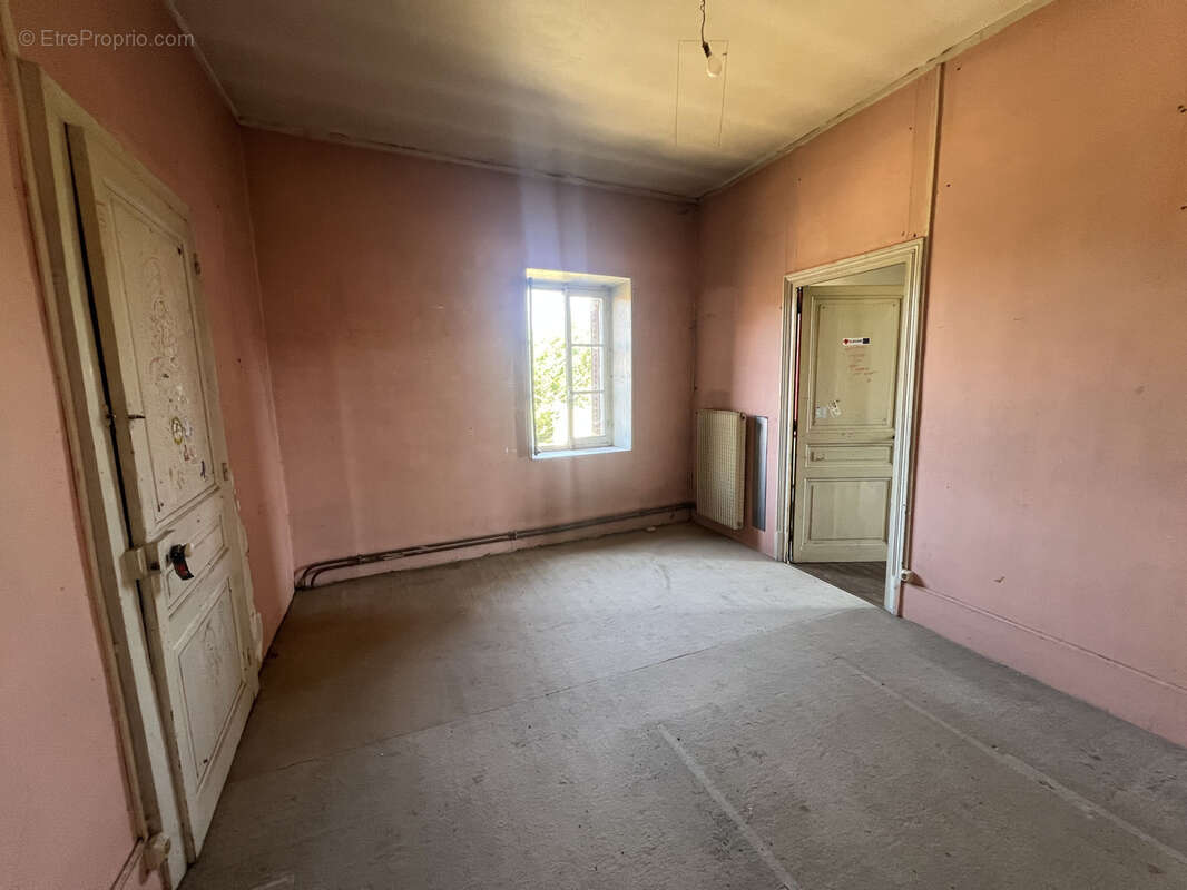 Grande maison en pierre avec dépendances - photo 6