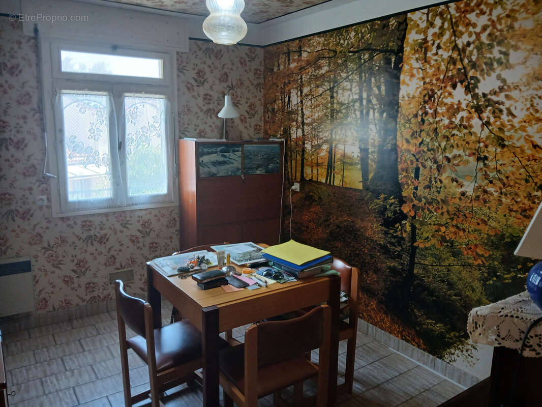 Villa sur 3 faces , 3 niveaux, 5 chambres , 2 bains, jardin , garage et parking. - photo 29