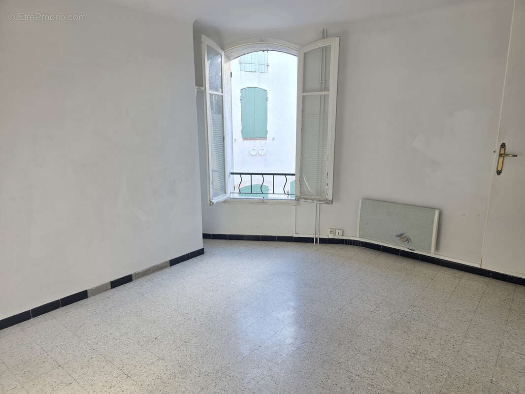 Maison à SAINT-MITRE-LES-REMPARTS