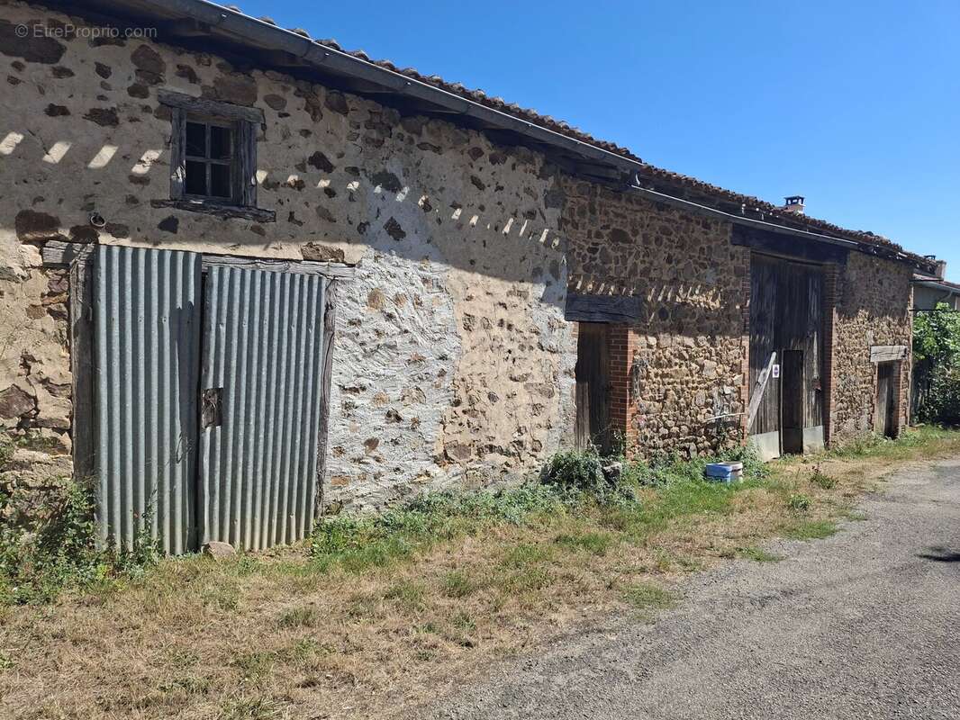 Maison familiale avec de nombreuses dépendances et du terrain - photo 13