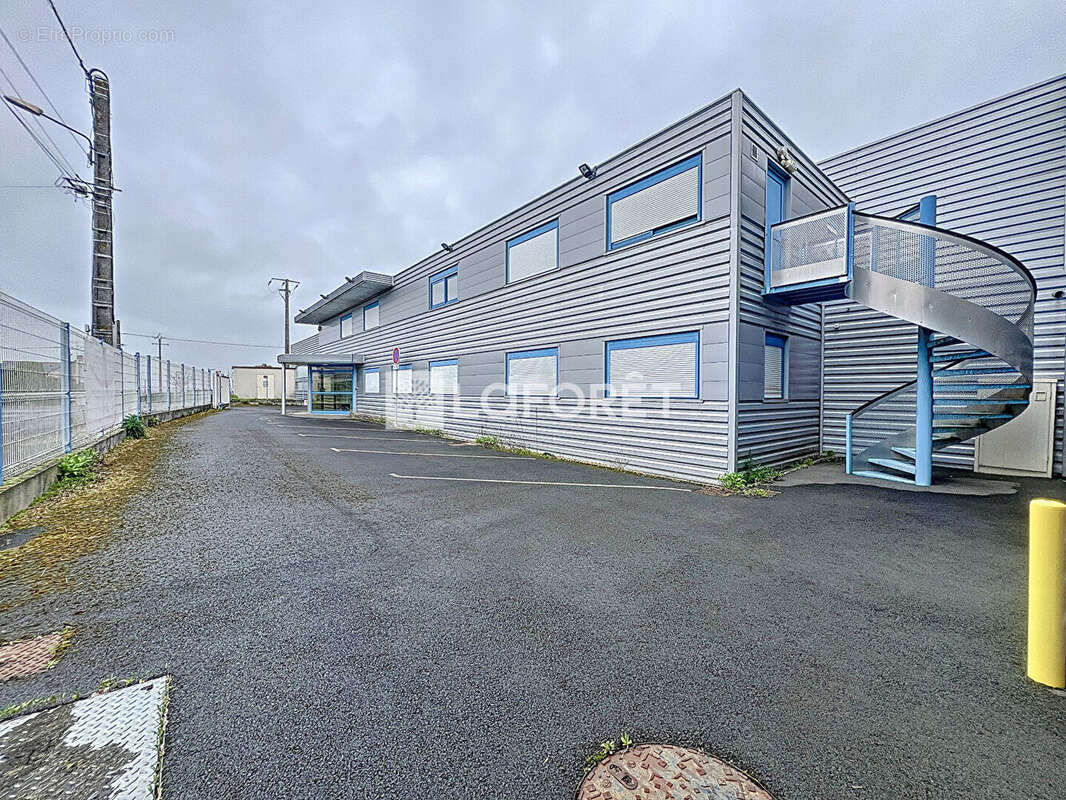 Entrepôt / local industriel Le Puy Notre Dame 4500 m2 - photo 7