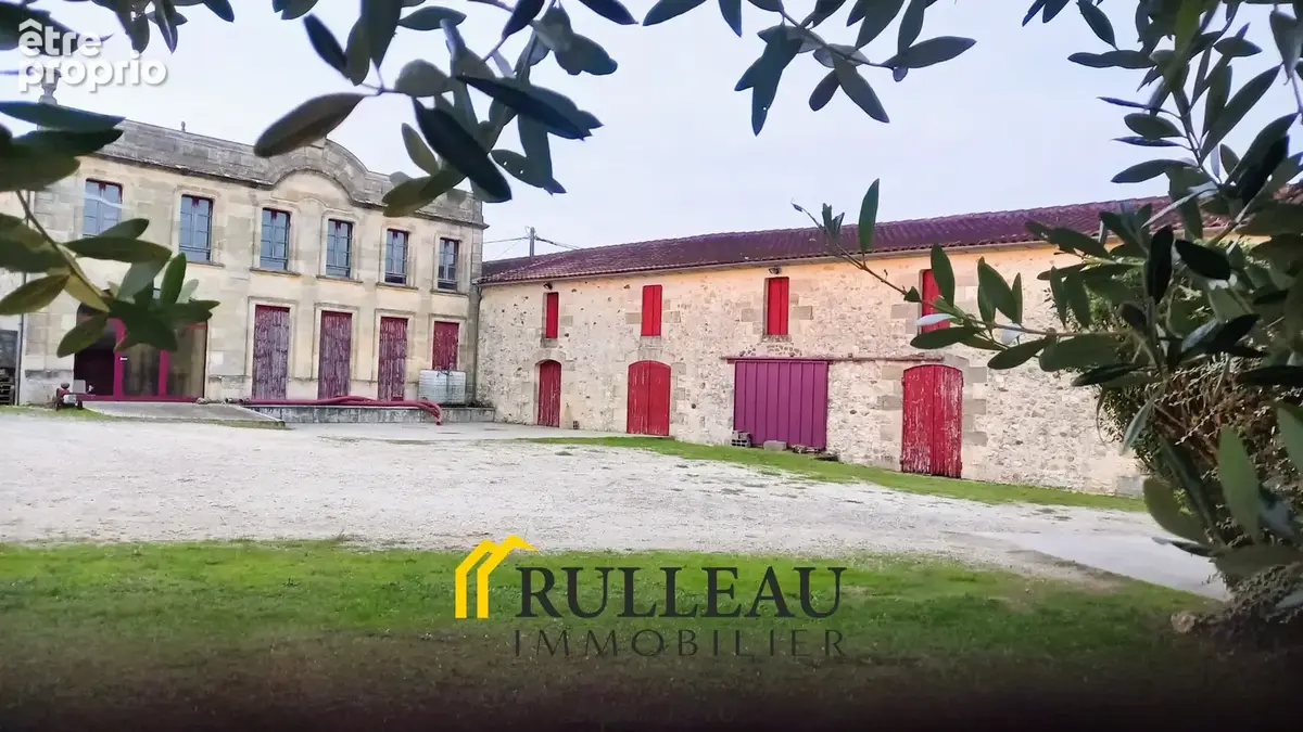 A vendre Propriété d'exception à Berson - Entre charme et potentiel - photo 1