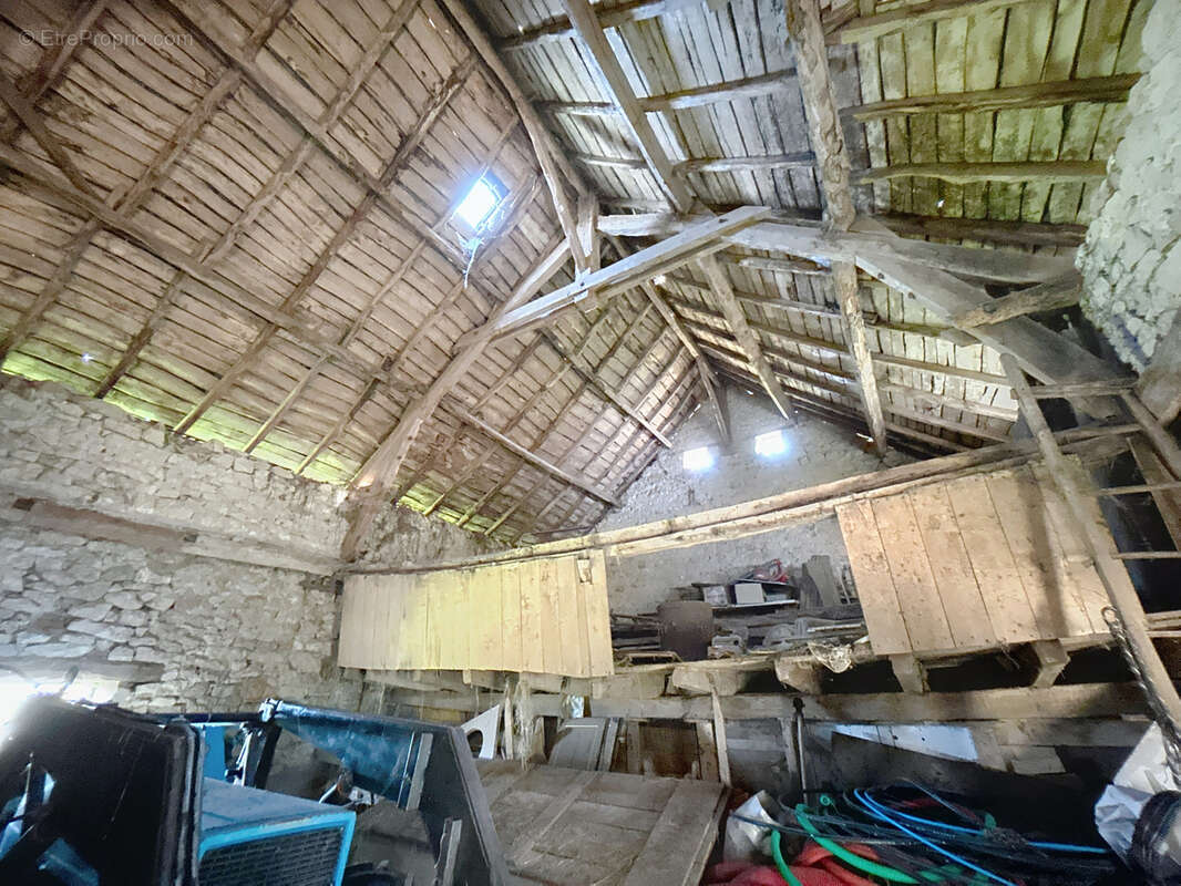 Maison à SAINT-CERNIN-DE-LARCHE