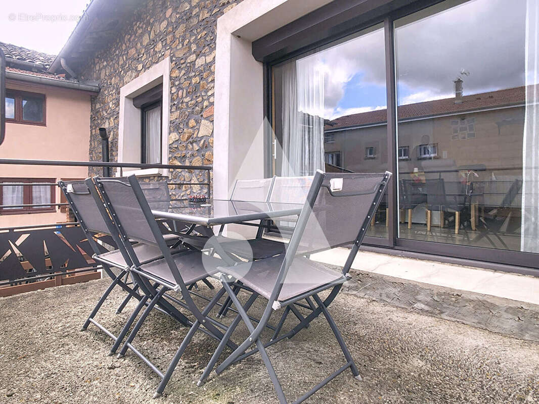 Appartement à LARAJASSE