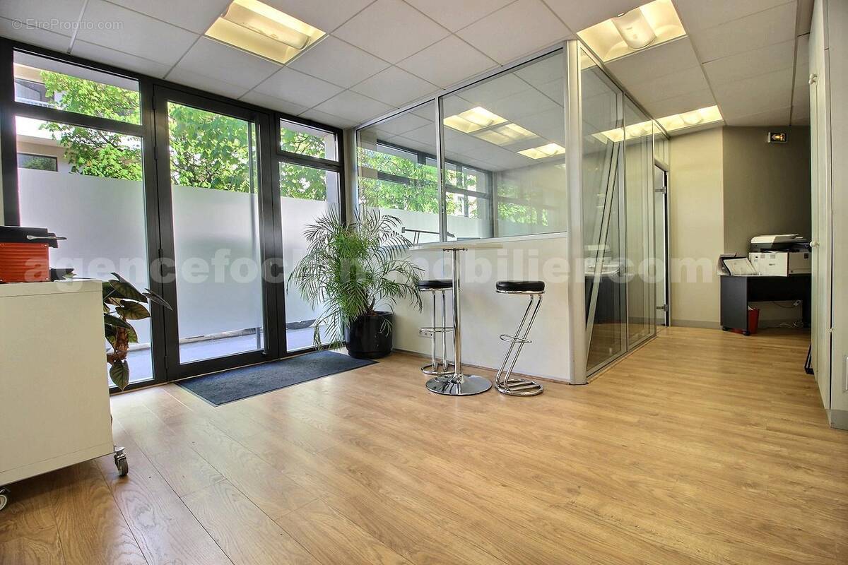 TOUR DE MAGIE - Commerce à SAINT-MAUR-DES-FOSSES