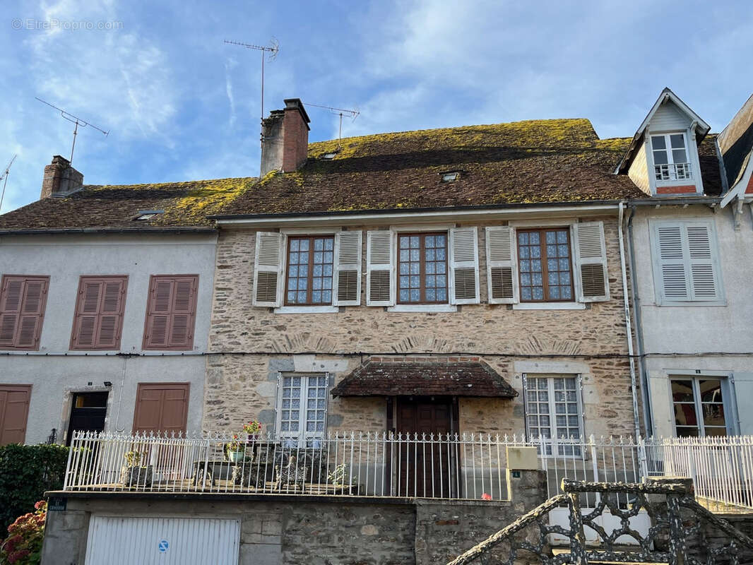 Maison à COUSSAC-BONNEVAL