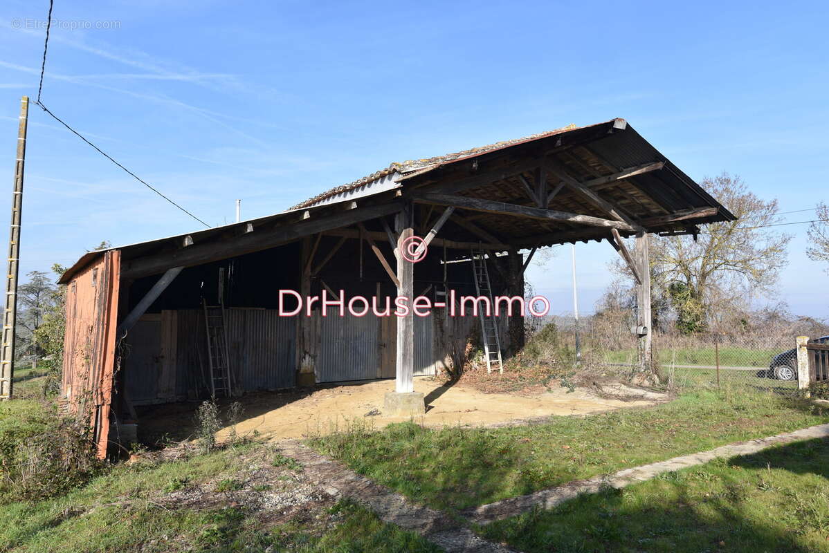 Terrain à SAINTE-FOY-DE-PEYROLIERES