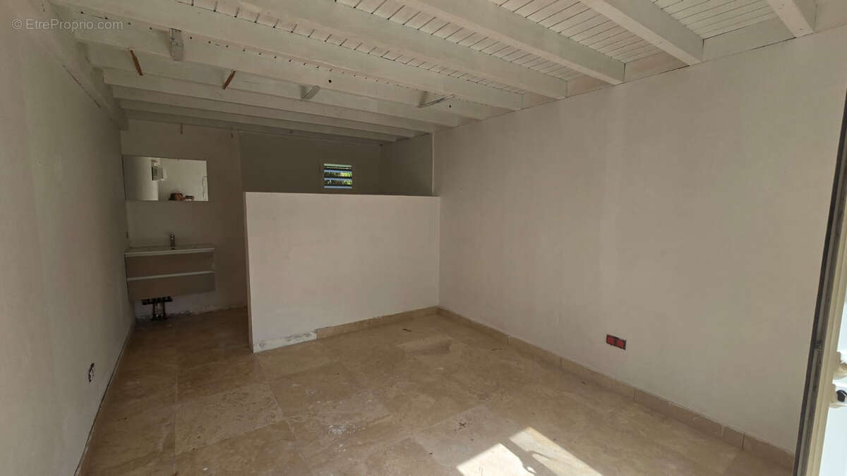 Villa avec fort potentiel sur un terrain de 721 m2, à deux pas de l'embarcadère de Pinel - photo 9