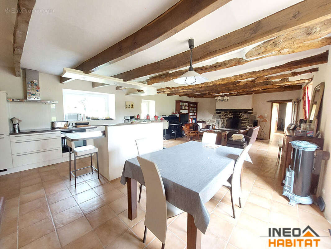 Maison à MONTREUIL-LE-GAST