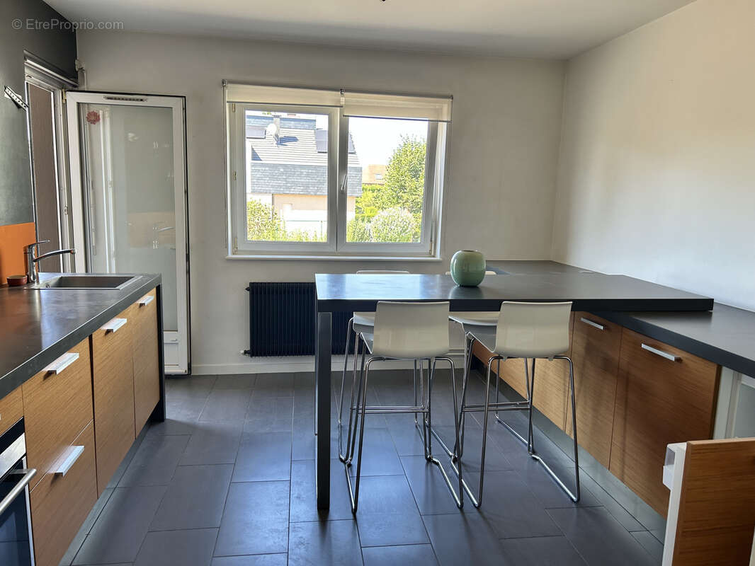 Vaste 4 pièces rénové idéalement situé dans petite résidence au calme - photo 7