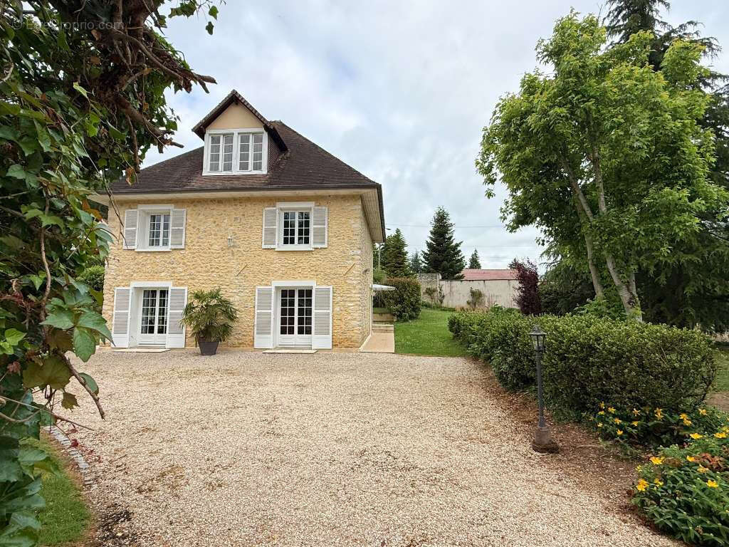 Authentique maison en pierre avec 4 chambres, dépendances et terrain de 2 207 m2 - photo 17