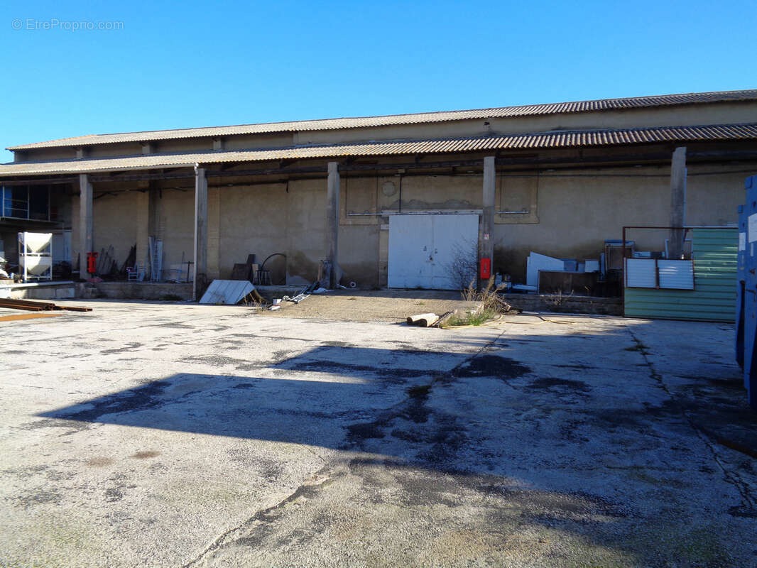 30 Aimargues Hangar 900m2  centre de village sur Terrain 1700m2 - photo 3