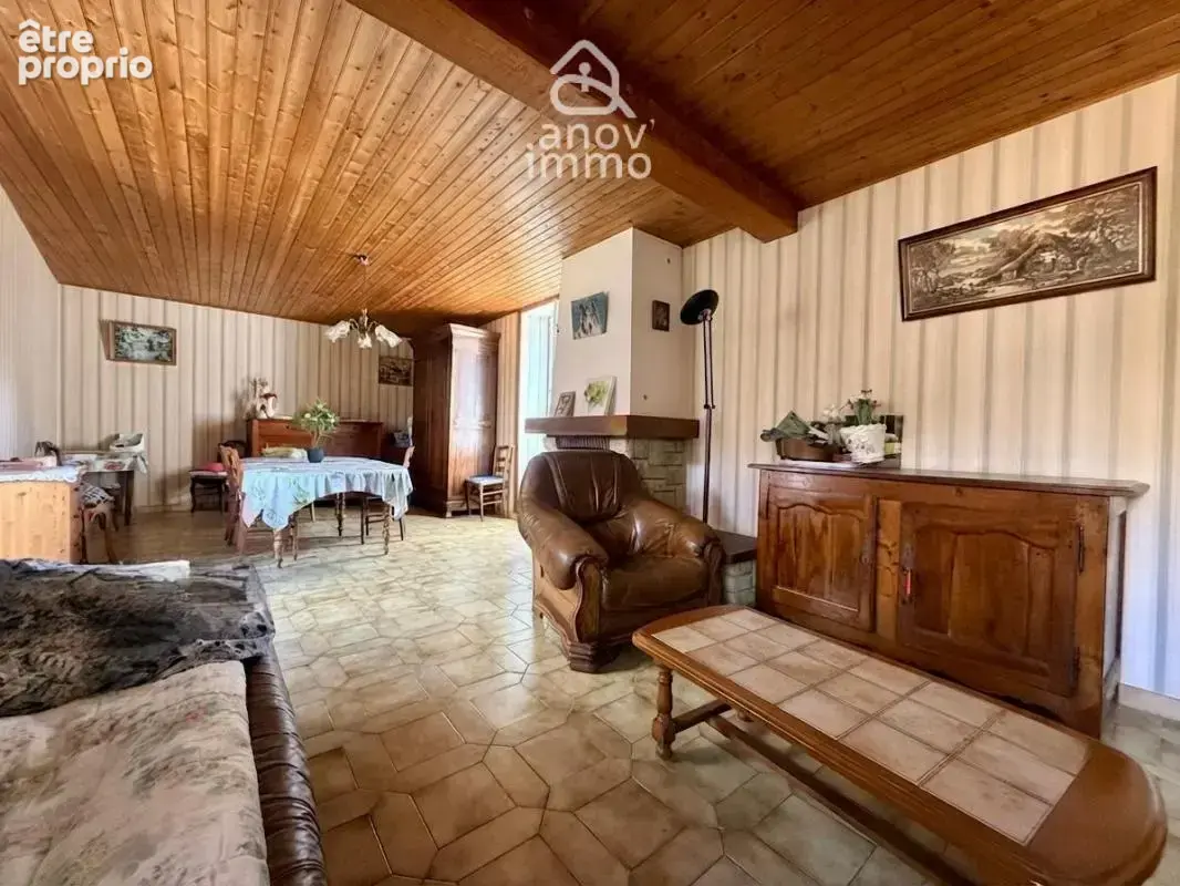 Maison familiale avec nombreuses dépendances à CHAMPNIERS - photo 5