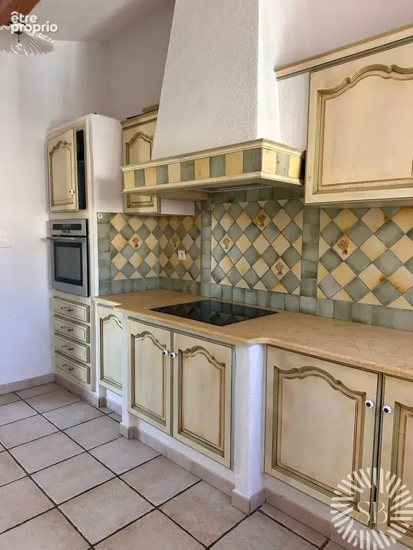 NOVES   Maison familiale 4 chambres • Piscine • 1 621 m2 de terrain • Double garage • Potentiel constructible - photo 4