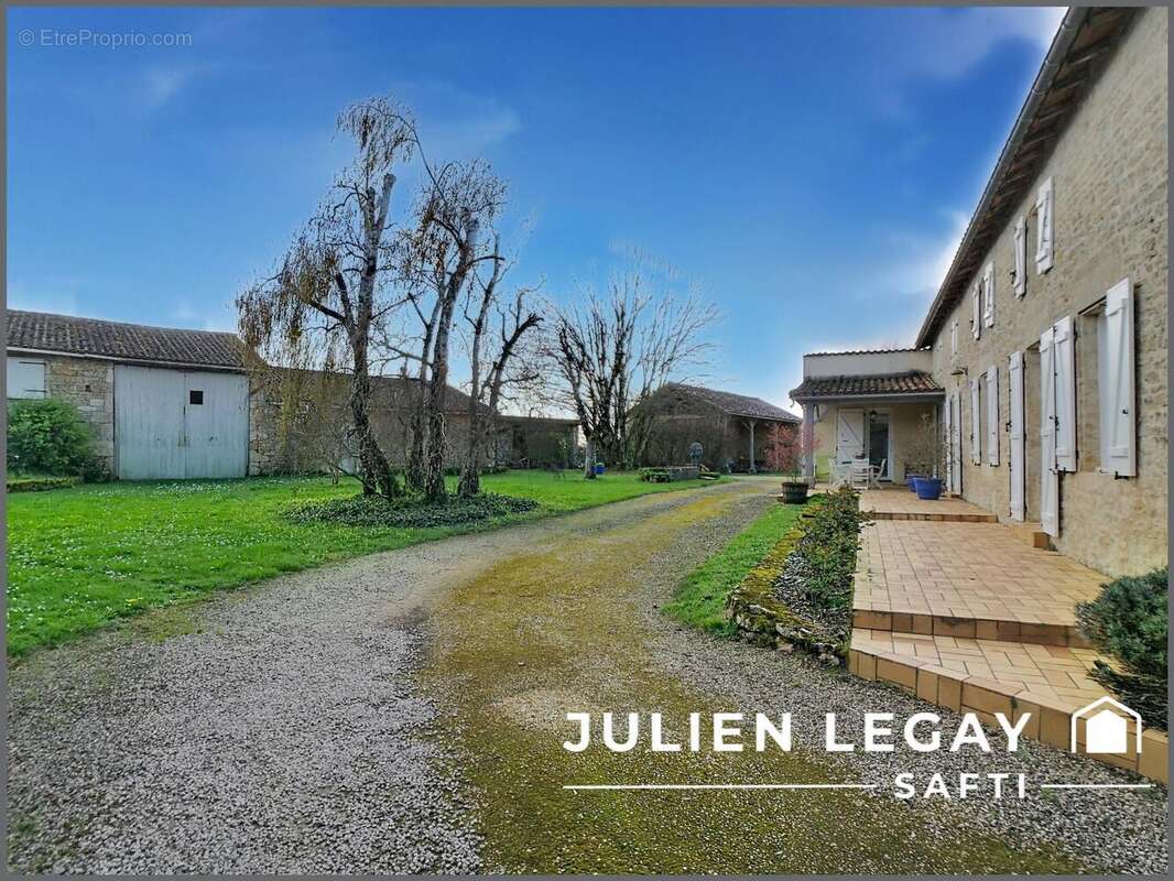 Maison 176 m² à Saint-Martin-De-Saint-Maixent  - photo 8