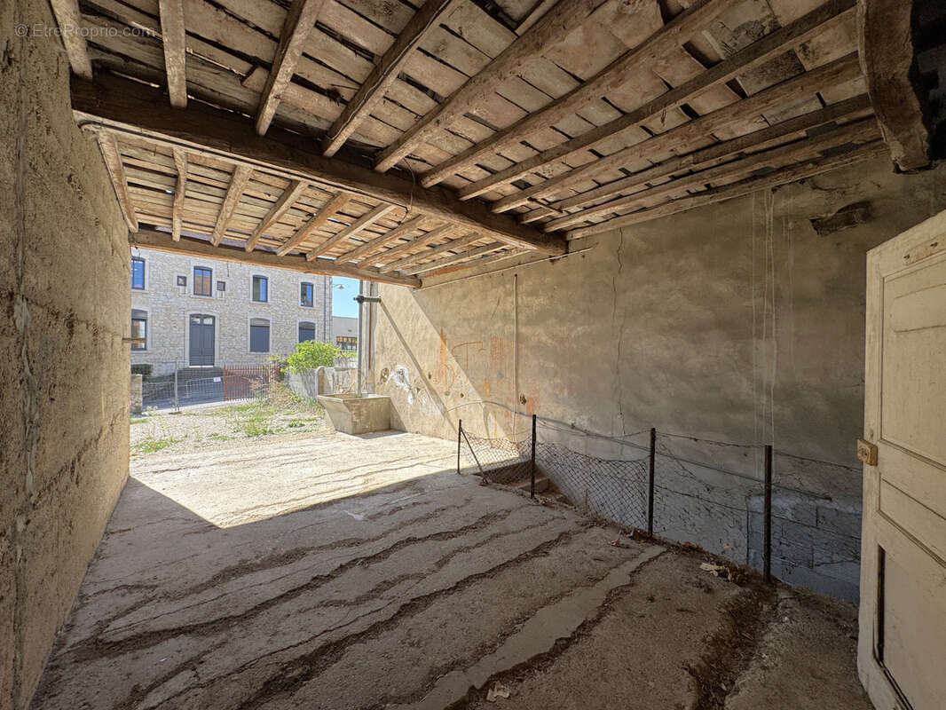 Maison à SAINT-VICTOR-DE-MORESTEL